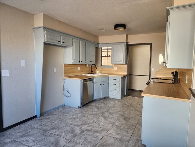 Building Photo - 1109 S Bouziden Dr