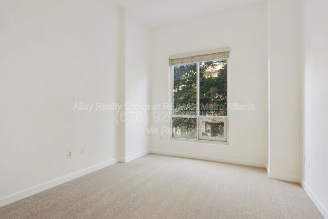 Building Photo - 711 Cosmopolitan Dr NE