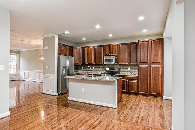 Building Photo - 4654 Hummingbird Ln