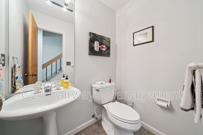 Building Photo - 804 Fairways Dr