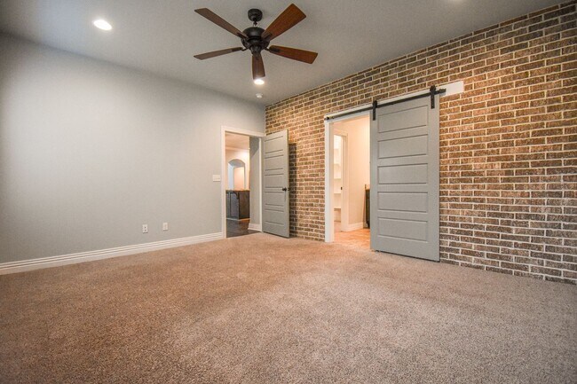 Building Photo - Stunning 4 bedroom, 2.5 bathroom home in Fayetteville!