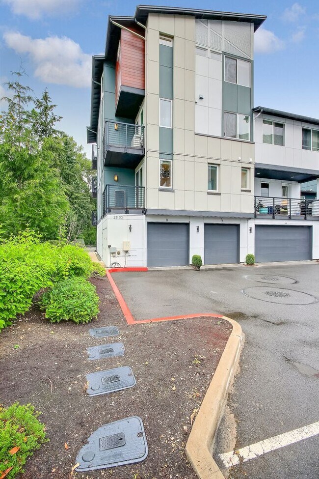 Building Photo - Stunning Modern Townhome in Sammamish!