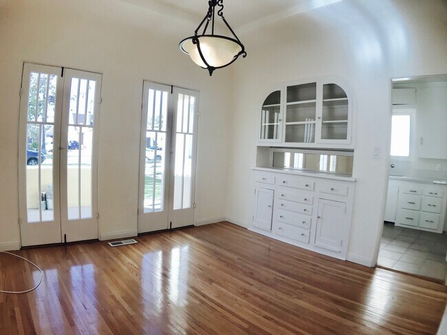 Building Photo - SFM Remodeled Home In Glendale with a Large Backyard.