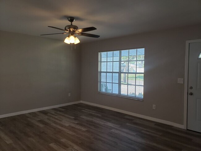 Building Photo - Annual Rental: Fully Remodeled! Charming Single-family Home with Single car garage