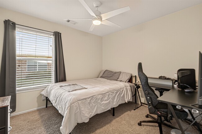 Building Photo - 205 Colony Lake Ln