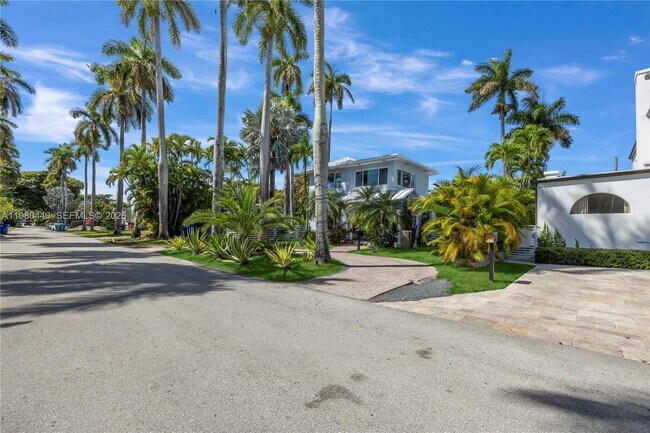 Building Photo - 1121 NE 85th St