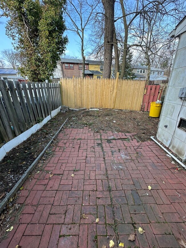 Building Photo - Welcome home- 3 bedroom, 1.5 bath