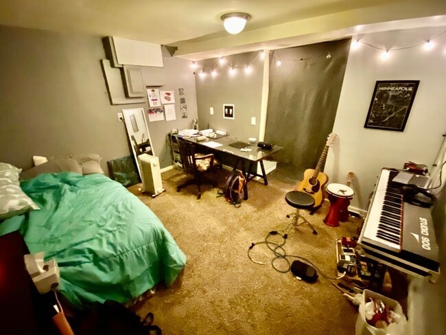 Building Photo - GREAT Remodeled 5BD/2.5BA Property near Di...