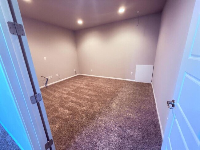 Building Photo - 807 Copper Lake Rd