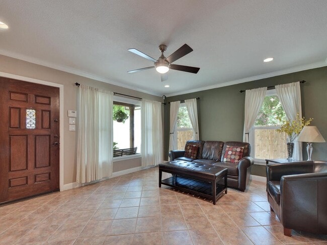 Building Photo - 610 W North Loop Blvd