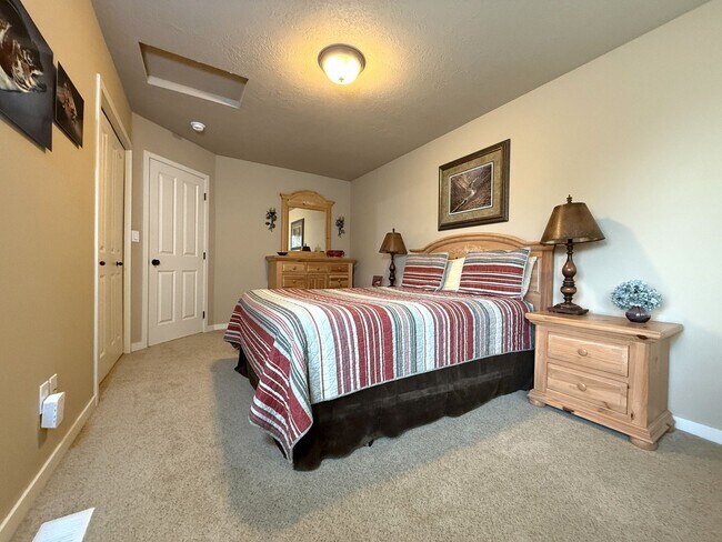 Building Photo - WINTER SPECIAL DISCOUNTED $500 PER MONTH F...