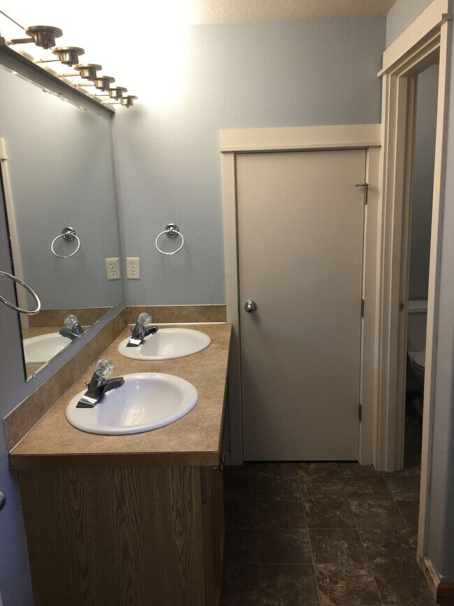 Building Photo - Spacious home in desirable neighborhood in Creswell, OR.