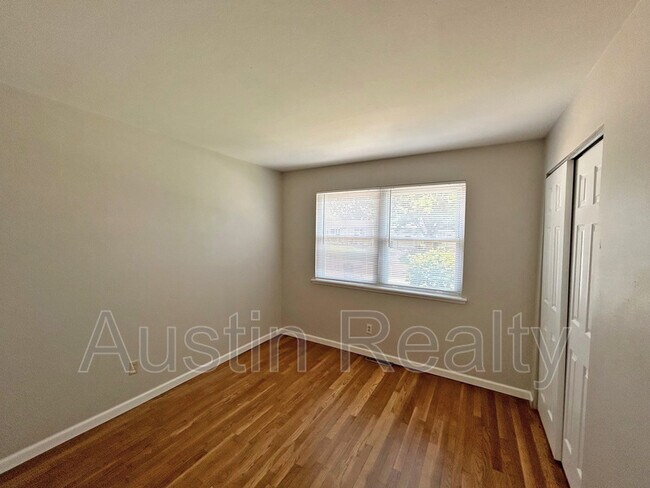 Building Photo - 836 Holiday Ave