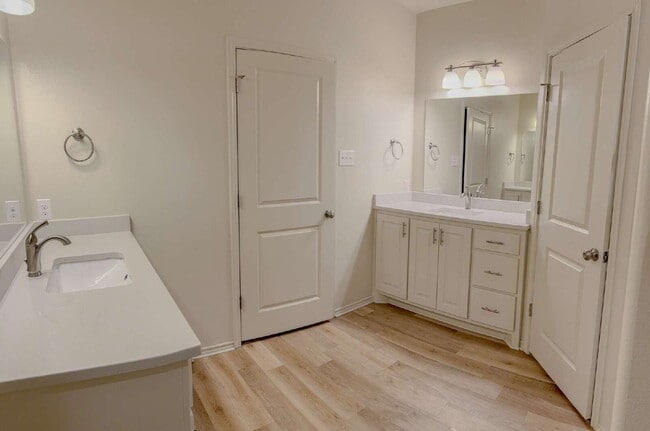 Building Photo - 2 Bedroom 2 Bathroom