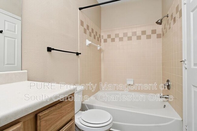 Building Photo - 700 Daniel Ellis Dr