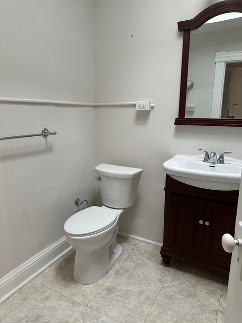 Updated bathroom with tub - 2928 St Paul St