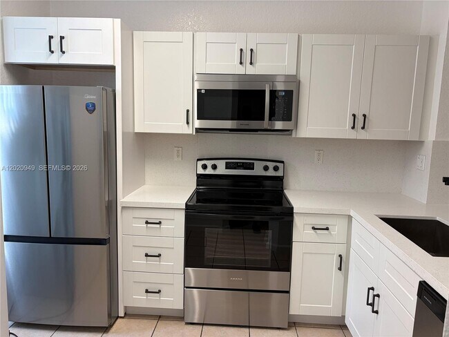 Building Photo - 8835 S Isles Cir