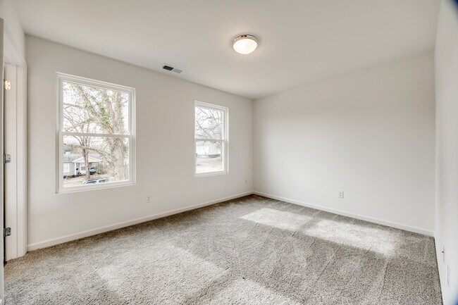 Building Photo - 602 W Lewis Rd