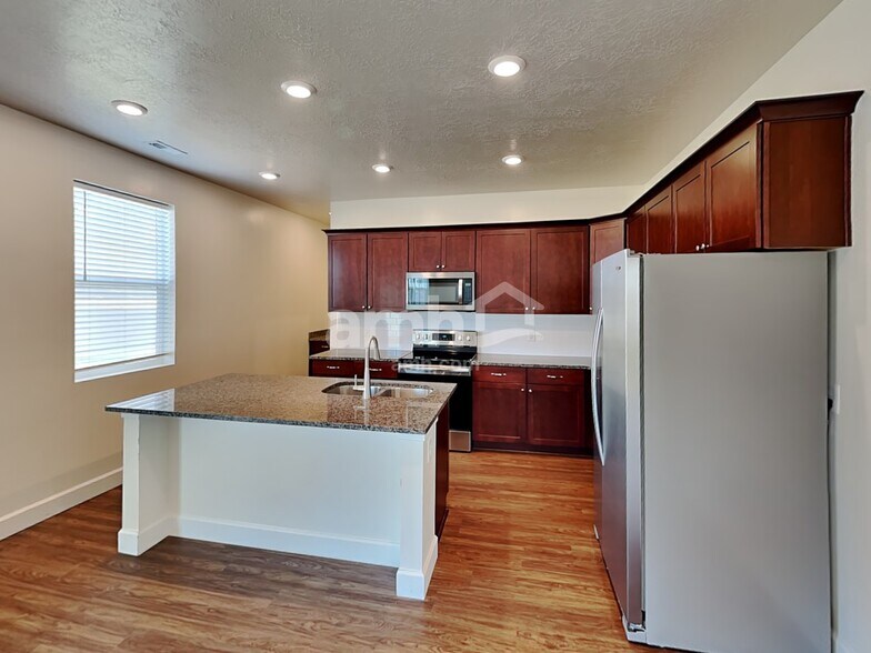 Building Photo - 2054 E Silverado Ln