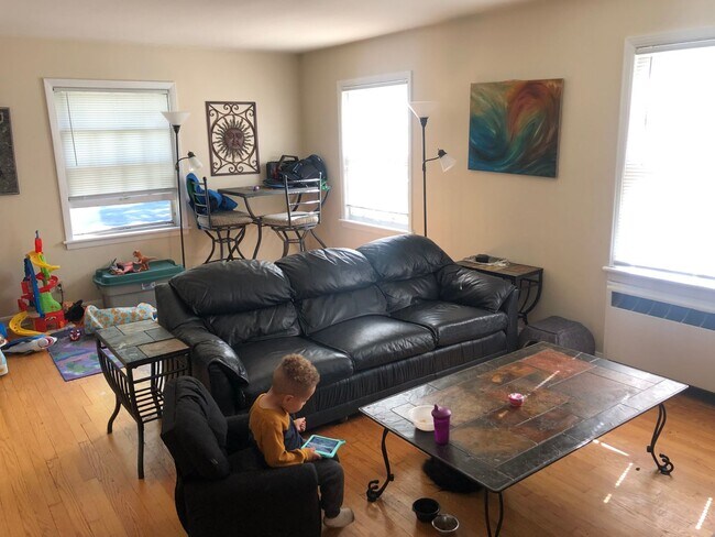 Interior Photo - 512-524 E Henry Clay St - 12 Family