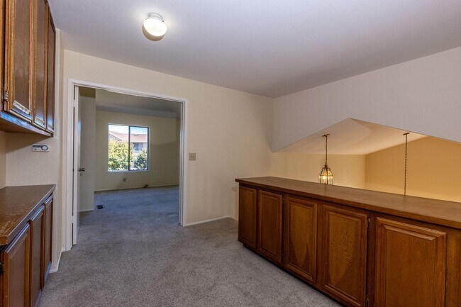 Building Photo - 4 bed/3 bath Single Family Home w/ large backyard!