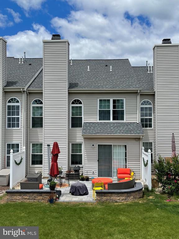 Building Photo - 202 Oaktree Ct