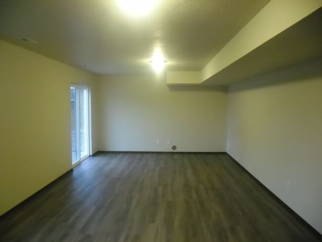 Building Photo - Newer Split Entry 4 Bedroom 3 Bath Home