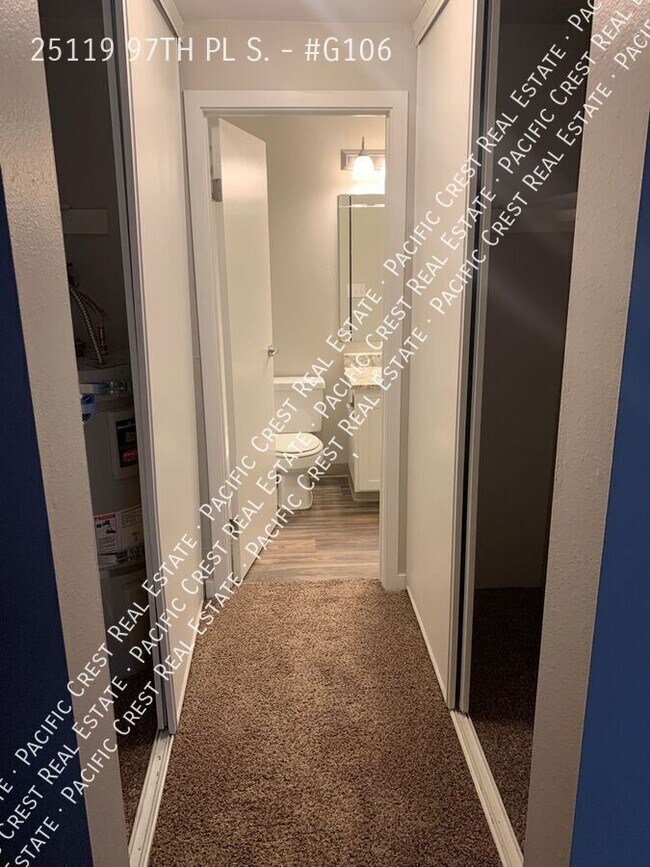 Building Photo - Spacious Two Bedroom /Two Bath!