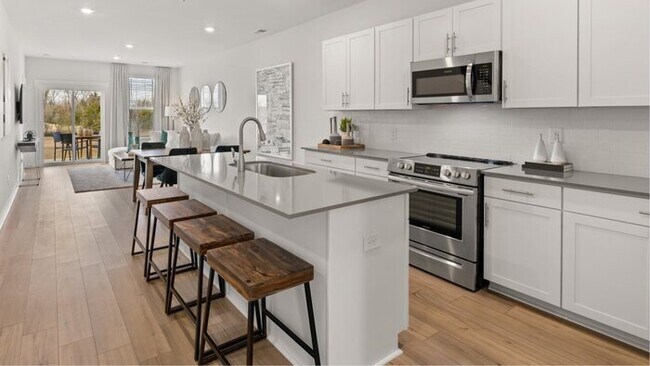 Building Photo - This well-maintained 3-bedroom, 3-bath hom...