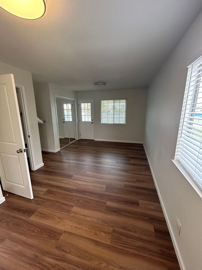 Building Photo - 852 Glenwick Ave