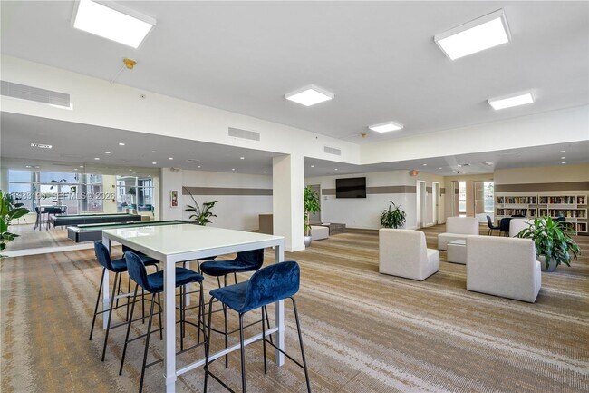 Building Photo - 10350 W Bay Harbor Dr