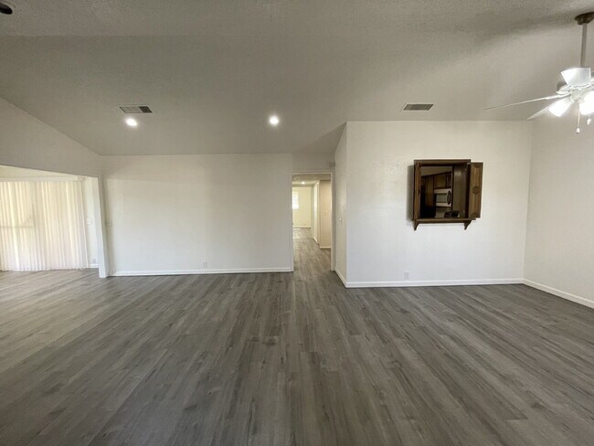 Building Photo - 2 bed 2 bath in an excellent southwest Lubbock location.