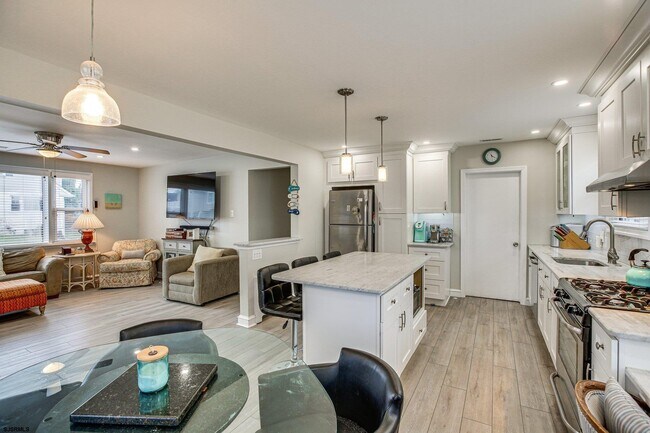 Building Photo - 200 N Essex Ave