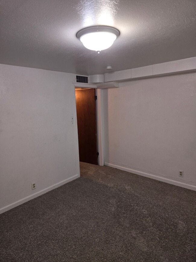 Building Photo - 2 Bed 1 Bath Garden Level Duplex