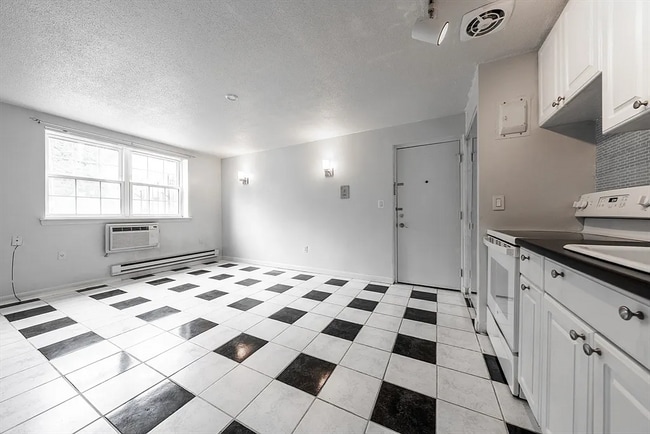 Building Photo - 10 Colonial Village Dr