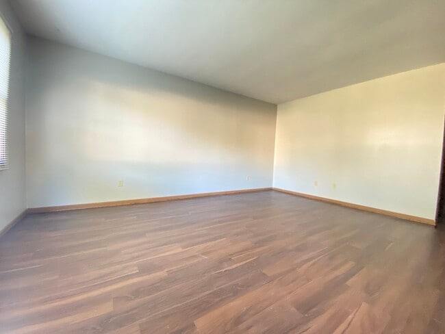 Building Photo - 2 Bedroom Duplex In Chesterton