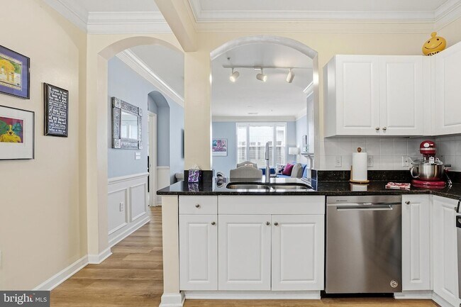 Building Photo - 27 Booth St