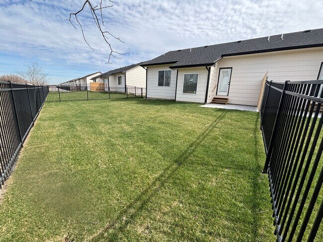 Building Photo - 5249/51 Chase