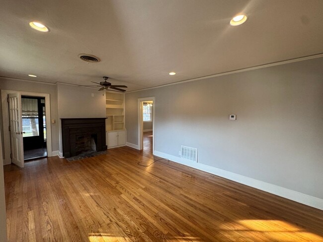 Building Photo - Adorable Home