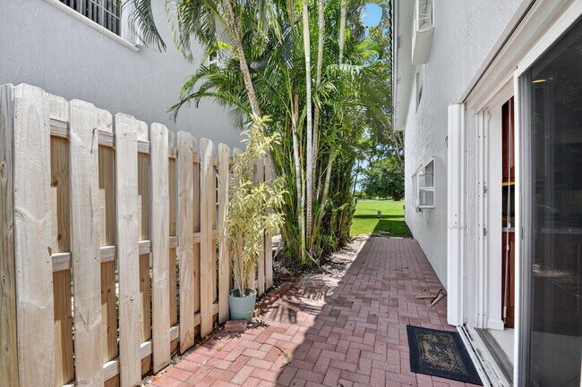 Building Photo - 11570 Briarwood Cir