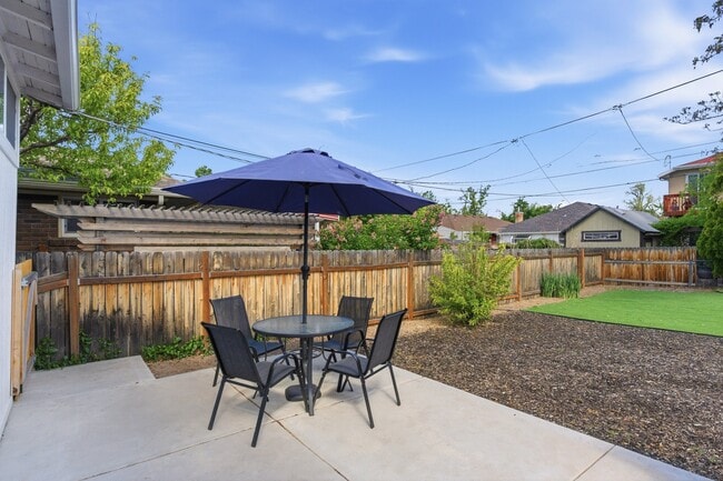 Building Photo - 817 Ramona Ave