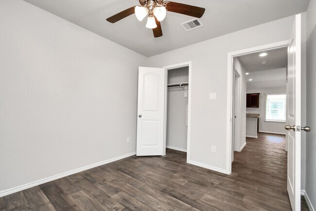 Building Photo - 9878 Laurel Lake Dr