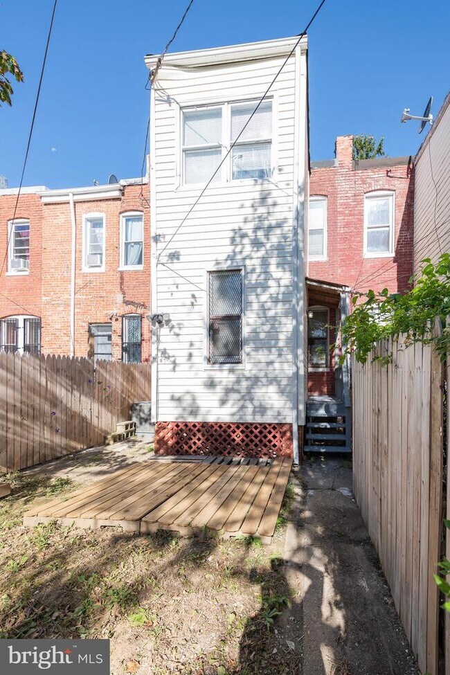 Building Photo - 3317 W Garrison Ave