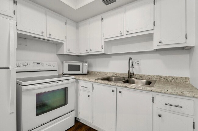 Building Photo - 2929 SE Ocean Blvd