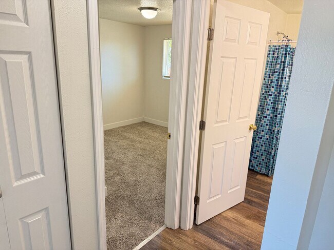 Building Photo - Updated single level 2 bed/1 bath duplex in Springfield!