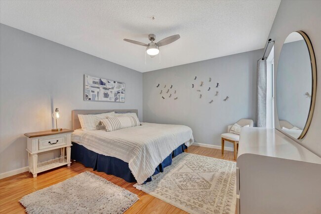 Building Photo - Golf Membership Included • 6-12 Months Lease • Furnished 2 Bedroom Condo