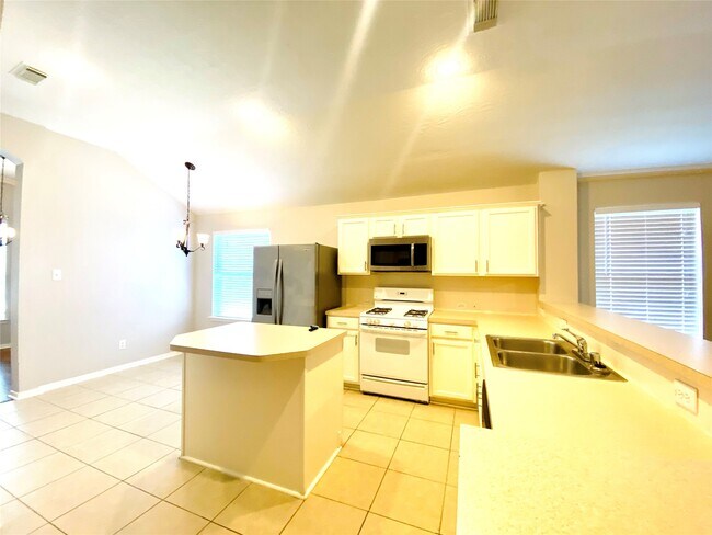 Building Photo - 5615 Brookhollow Oaks Trail