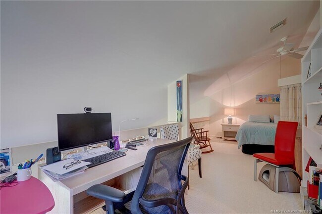 Building Photo - 233 NE Edgewater Dr