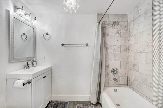 Building Photo - 311 SE 3rd Ave