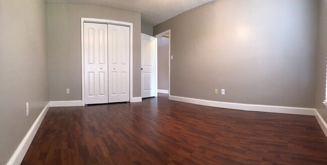 Building Photo - Pretty on Pebble